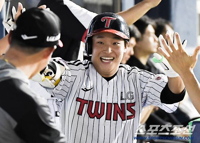 30일 서울 잠실구장에서 열린 KT-LG전. 6회말 1사 박관우가 투런포를 친 후 환영받고 있다. 잠실=정재근 기자 cjg@sportschosun.com/2025.7.30/