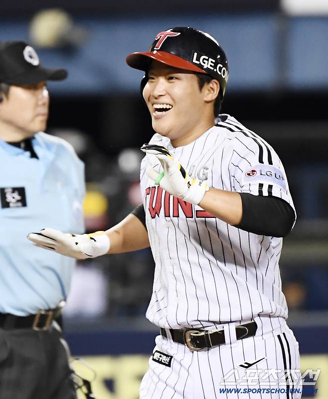 30일 서울 잠실구장에서 열린 KT-LG전. 6회말 1사 박관우가 투런포를 친 후 오지환의 환영을 받고 있다. 잠실=정재근 기자 cjg@sportschosun.com/2025.7.30/