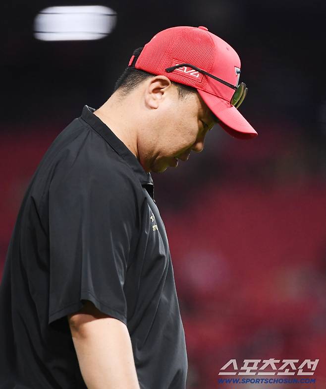 22일 광주 기아 챔피언스필드에서 열린 LG-KIA전. 9회초 1사 1, 2루 문보경의 체크스윙 판정 때 이범호 감독이 거칠게 항의했다. 소득없이 들어가는 이범호 감독. 광주=정재근 기자 cjg@sportschosun.com/2025.7.22/