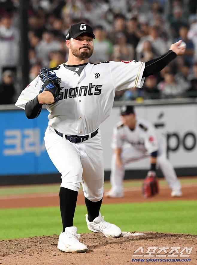 2일 부산 사직구장에서 열린 롯데 자이언츠와 LG 트윈스의 경기. 6회 2사 1루 롯데 감보아가 1루 주자를 견제하고 있다. 부산=박재만 기자 pjm@sportschosun.com/2025.07.02/