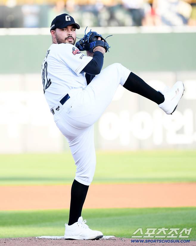 2일 부산 사직구장에서 열린 롯데 자이언츠와 LG 트윈스의 경기. 롯데 감보아가 역투하고 있다. 부산=박재만 기자 pjm@sportschosun.com/2025.07.02/
