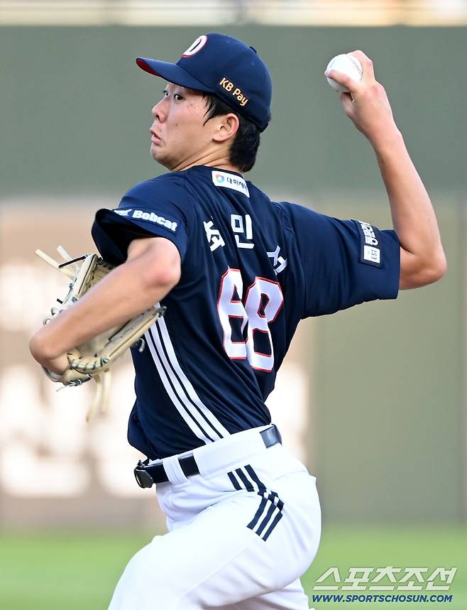 8일 부산사직야구장에서 열린 두산과 롯데의 경기, 두산 선발투수 최민석이 역투하고 있다. 부산=허상욱 기자wook@sportschosun.com/2025.07.08/