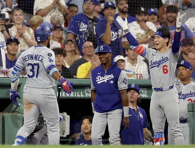 Los Angeles Dodgers' Hyeseong Kim (6) throws sunflower seeds as teammate Teoscar Hernandez (37) heads to the dugout after hitting a home run during the eighth inning of a baseball game against the Boston Red Sox, Friday, July 25, 2025, in Boston. (AP Photo/Mark Stockwell)

<저작권자(c) 연합뉴스, 무단 전재-재배포, AI 학습 및 활용 금지>