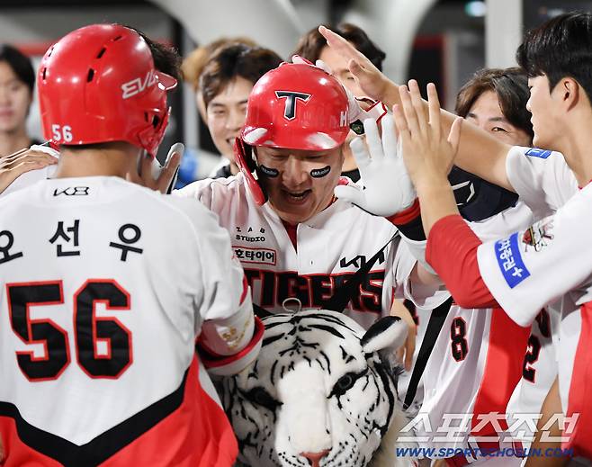 22일 광주 기아 챔피언스필드에서 열린 LG-KIA전. 6회말 무사 최형우가 솔로포를 친 후 환영받고 있다. 광주=정재근 기자 cjg@sportschosun.com/2025.7.22/