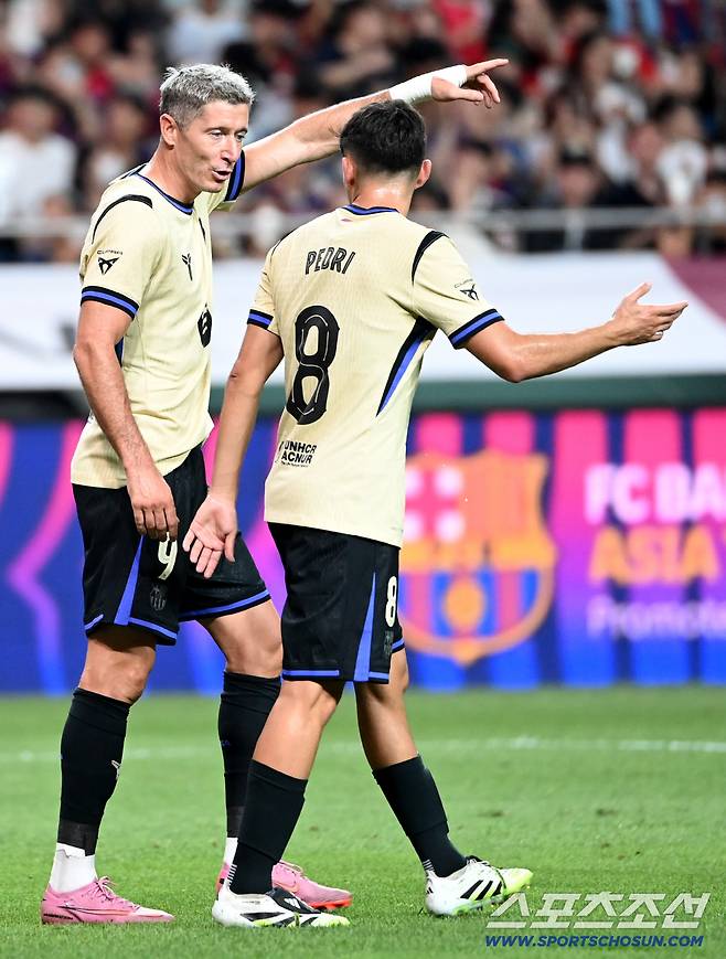 31일 서울월드컵경기장에서 열린 FC 바르셀로나와 FC 서울의 경기, 레반도프스키가 선제골을 터뜨린 후 기쁨을 나누고 있다. 상암=허상욱 기자wook@sportschosun.com/2025.07.31/