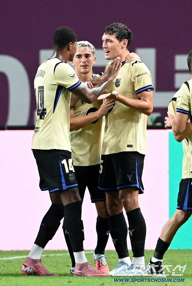31일 서울월드컵경기장에서 열린 FC 바르셀로나와 FC 서울의 경기, 크리스텐센이 팀의 4번�골을 터뜨리며 기쁨을 나누고 있다. 상암=허상욱 기자wook@sportschosun.com/2025.07.31/