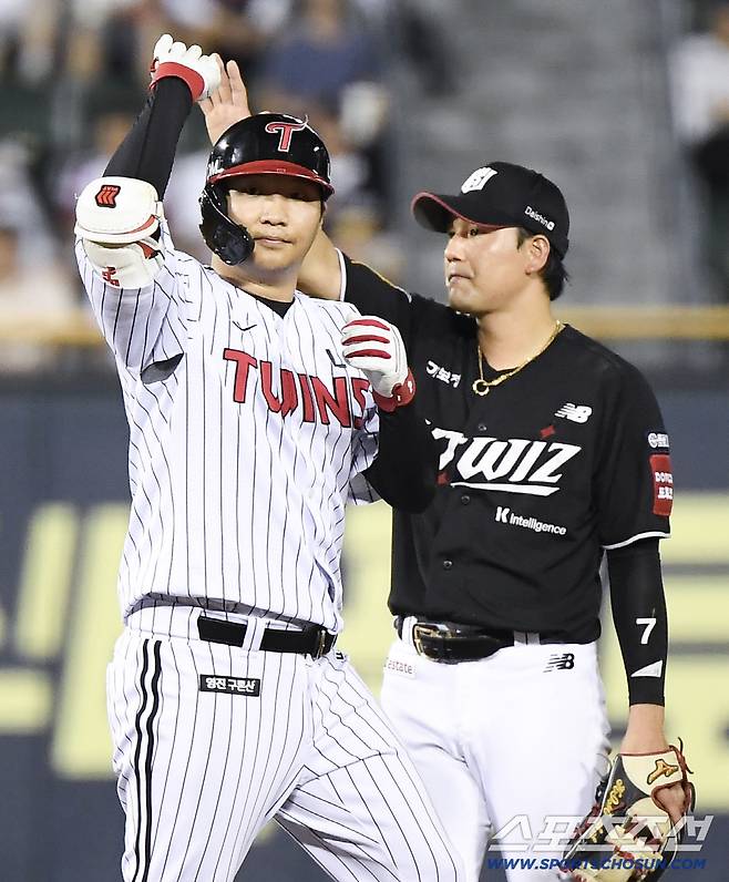 31일 서울 잠실구장에서 열린 KT-LG전. 5회말 2타점 적시타를 친 문보경이 세리머니를 하고 있다. 잠실=정재근 기자 cjg@sportschosun.com/2025.7.31/