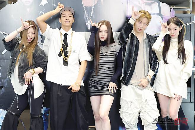 데뷔 기념 팝업 스토어 오픈 포토콜 행사에 참석한&nbsp;신인 혼성 그룹 올데이 프로젝트(ALLDAY PROJECT). 왼쪽부터 베일리, 타잔, 영서, 우찬, 애니.&nbsp; ⓒ이혜영 기자 lhy@hankooki.com