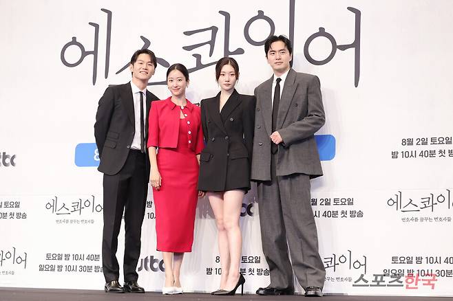 JTBC 새 토일드라마 '에스콰이어: 변호사를 꿈꾸는 변호사들' 제작발표회에 참석한 배우 이학주, 전혜빈, 정채연, 이진욱. 25.07.31 ⓒ이혜영 기자 lhy@hankooki.com