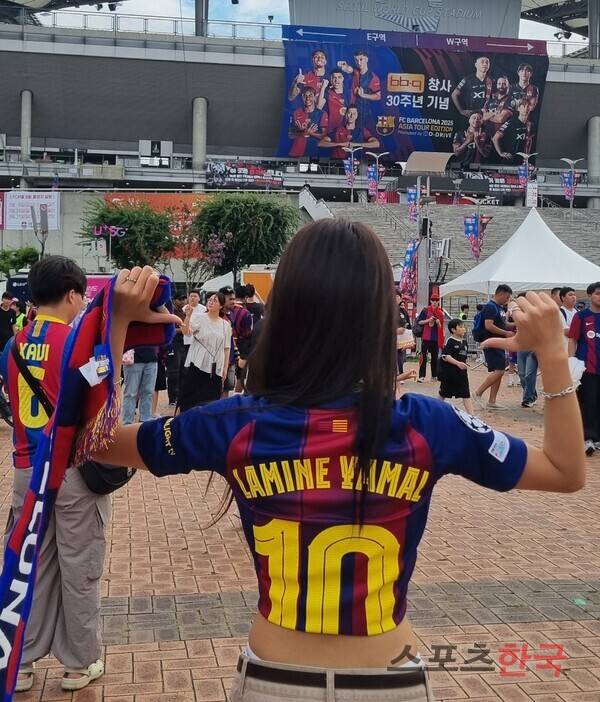 라민 야말을 응원한다고 밝힌 바르셀로나 팬 김하엘 씨. ⓒ스포츠한국 김성수 기자