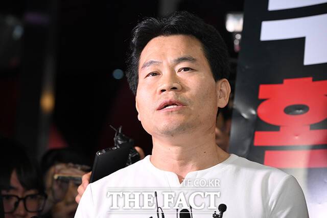 국민의힘 새로운 당 대표를 뽑는 8·22 전당대회 레이스의 막이 올랐지만, '전한길 리스크'가 지속되면서 대선 패배 이후 당 재건을 위한 '혁신 전당대회' 다짐이 무색해졌다는 비판이 나온다. /장윤석 기자