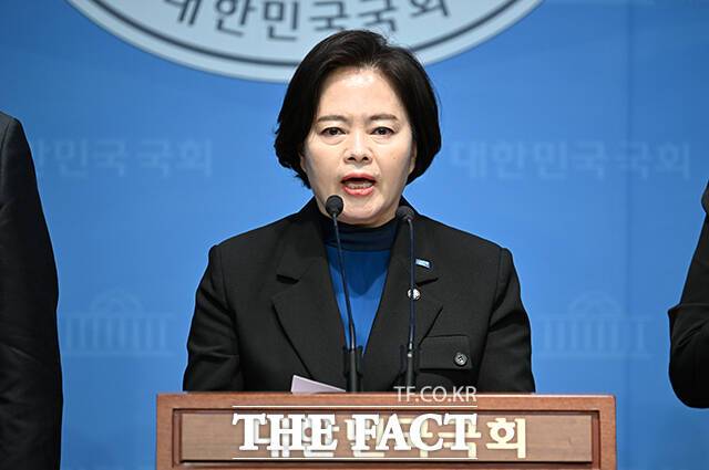 정춘생 혁신당 의원은 강선우 여성가족부 장관 후보자 인사청문회에서 존재감을 드러냈다. 정춘생 조국혁신당 의원이 26일 오전 서울 여의도 국회 소통관에서 명태균 특검 촉구 야6당 원내대표 기자회견을 열고 발언하고 있다. /박헌우 기자