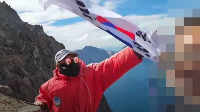 한 한국인 유튜버가 백두산 천지에 올라 애국가를 부르며 태극기를 흔들다 중국 공안 조사를 받아 논란이 일고 있다. 유튜브