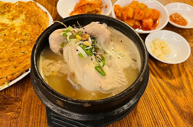 한국을 찾는 외국인들이 꼭 먹어야 하는 대표적인 보양식 삼계탕. 크리에이트립
