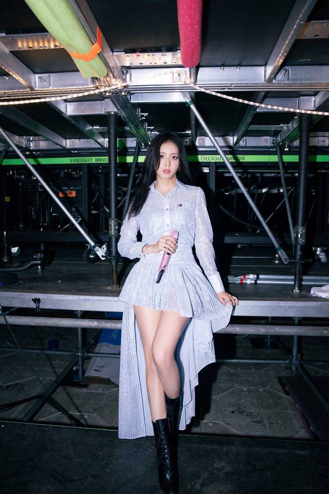 지수, 타미힐피거로 완성한 ‘아이코닉 모먼트’ (사진 출처 : YG엔터테인먼트 & BLISSOO