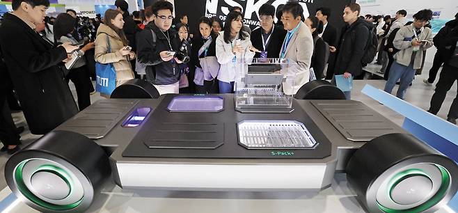 SK이노베이션은 배터리 사업을 하는 자회사 SK온이 윤활유 사업을 하는 또 다른 자회사 SK엔무브를 흡수 합병한다고 30일 밝혔다. 사진은 지난 3월 서울 강남구 코엑스에서 열린‘인터배터리 2025’에서 관람객들이 SK온 부스에 마련된 전기차 배터리 모형을 살펴보는 모습. /뉴스1