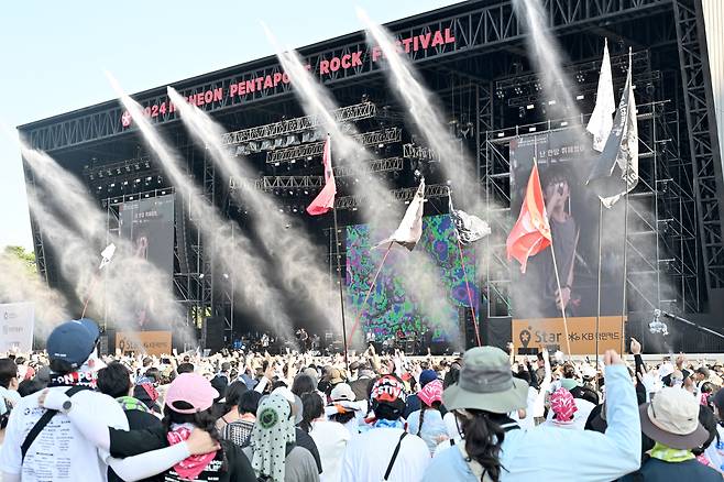 지난해 인천 연수구 송도달빛축제공원에서 열린 2024 인천 펜타포트 록 페스티벌을 즐기는 관객들./조선일보 DB