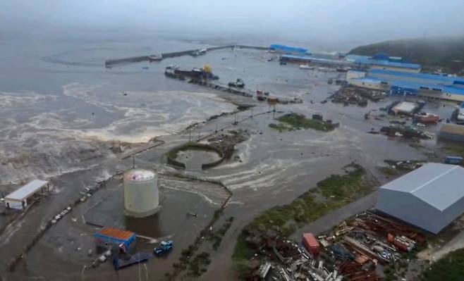 러시아 캄차카 반도에서 발생한 8.8규모 강진 여파로 해안가에 쓰나미가 몰려들고 있다. /EPA연합뉴스