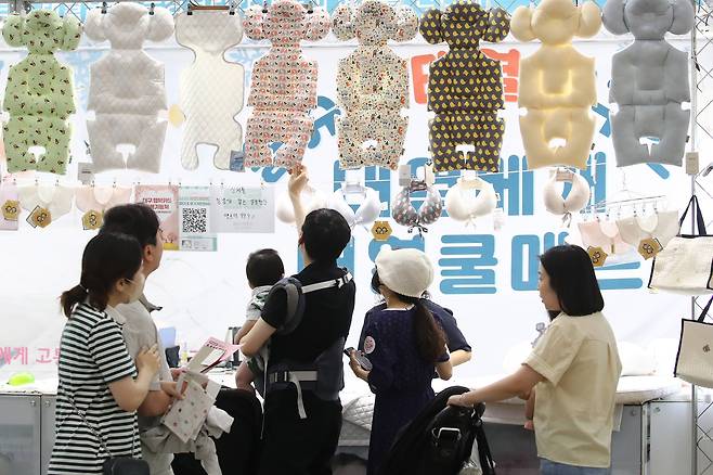 대구 북구 엑스코 동관에서 열린 '제37회 대구베이비&키즈페어'를 찾은 관람객들이 다양한 유아용품을 살펴보고 있다. /뉴스1