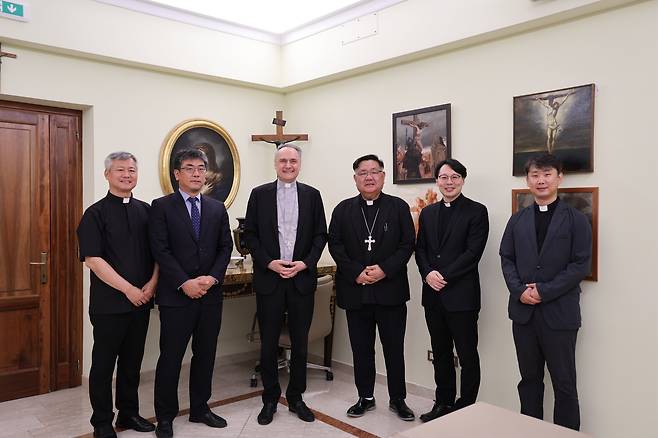 지난 29일 바티칸에서 열린 새 한국어 오디오 가이드 전달식. 왼쪽부터 로마한인신학원장 정연정 몬시뇰, 주교황청한국대사관 이정우 대사대리, 마우로 감베티 추기경, 서울대교구 이경상 주교, 최광희 주교, 홍보위원회 이재협 신부. /천주교 서울대교구