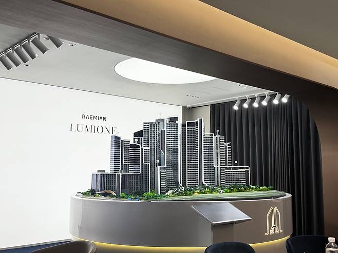 삼성물산이 개포우성7차 재건축 조합에 제안한 래미안 루미원 단지 모형. /사진=박지윤 기자