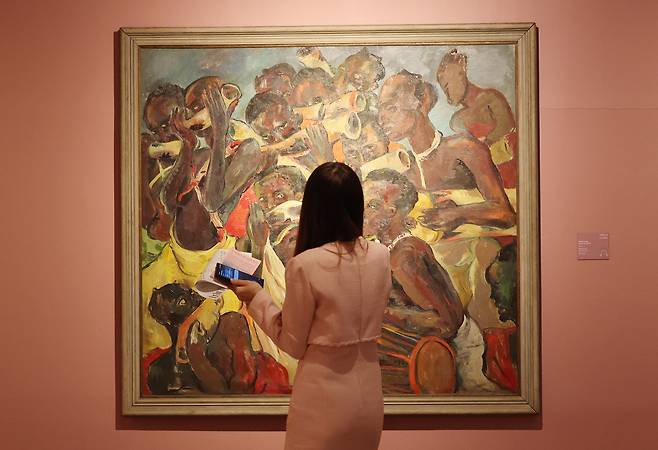 16일 서울 종로구 세종문화회관 세종미술관에서 열린 '모네에서 앤디워홀까지' 전시회에서 관람객들이 명화를 관람하고 있다. /뉴스1