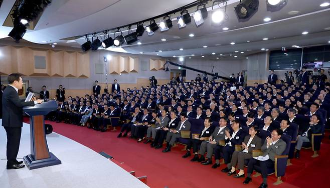 31일 정부서울청사에서 열린 이재명 대통령의 고위공직자 특별 강연에서 장관 등 참석 공직자들이 박수치고 있다./연합뉴스