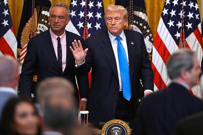 도널드 트럼프 미국 대통령이 30일(현지시각) 미국 워싱턴 D.C. 백악관에서 열린 행사에 참석해 연설한 뒤 떠나고 있다. /AP·연합뉴스