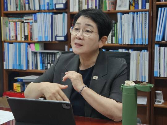 박정현 더불어민주당 의원이 서울 여의도 국회의원회관에서 향후 의정활동 방향에 대해 설명하고 있다. 조은솔 기자