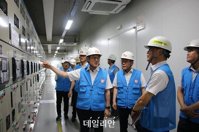 한국전력은 30일 경북 안동시 경상북도청에서 경상북도, 경주시, 한국전기안전공사와 함께 APEC 정상회의 전력인프라 확충과 무결점 전력공급을 위한 업무협약을 체결했다.ⓒ한전