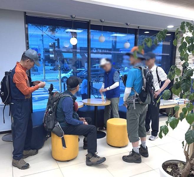 19일 오후 서울 관악구에 위치한 한 수협 영업점에서 노인들이 대화를 나누고 있다.ⓒ데일리안 박상우 기자