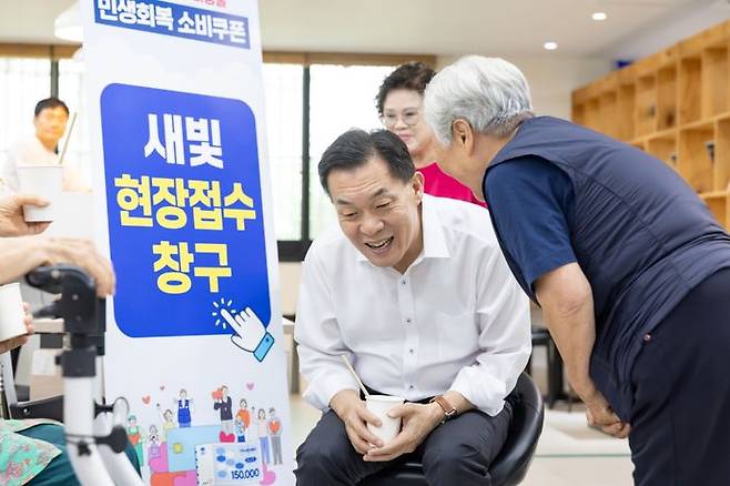 이재준 수원시장이 31일 우만종합사회복지관에 설치된 찾아가는 새빛현장접수청구를 방문해 어르신과 이야기를 나누고 있다.ⓒ 수원시 제공