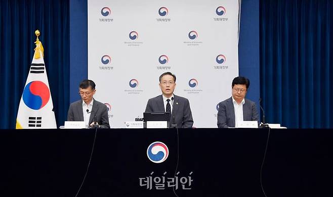 이형일 기획재정부 차관(가운데)이 지난 29일 정부세종청사에서 열린 2025년 세제개편안 상세 브리핑에서 주요내용을 발표하고 있다.ⓒ기획재정부