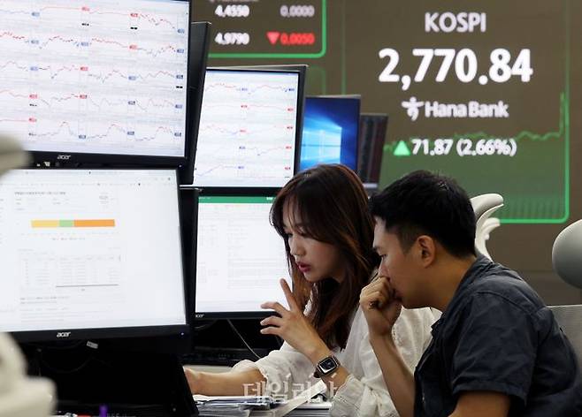 서울 중구 하나은행 딜링룸에서 딜러들이 업무를 보고 있다.ⓒ뉴시스