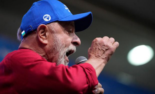 루이스 이나시우 룰라 다시우바 브라질 대통령이 지난 17일 브라질 중부 도시 고이아니아에서 열린 집회에 참석해 연설하고 있다. ⓒAP/연합뉴스