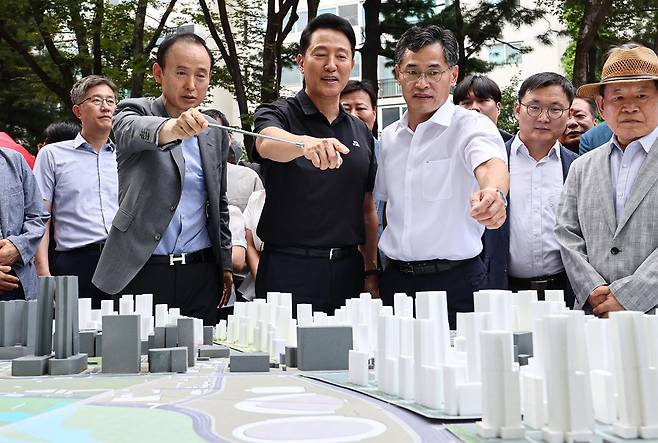 30일 오세훈 서울시장이 서울 양천구 목동 6단지를 방문해 재건축사업 현장설명을 듣고 있다. 서울시는 순차적으로 진행되던 정비사업 관련 행정절차를 동시에 처리해 사업 기간을 최대 7년까지 앞당길 계획이다. 뉴스1