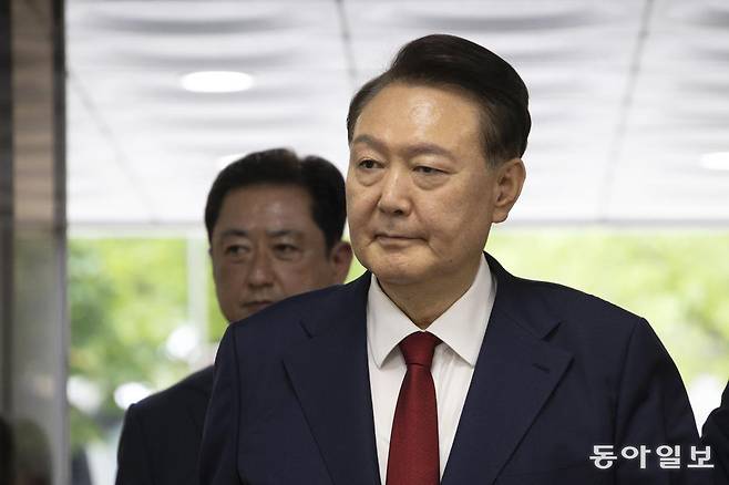 윤석열 전 대통령이 재수감되기 전 9일 오후 구속 전 피의자 심문(영장실질심사)을 받기 위해 서울중앙지방법원으로 들어서고 있는 모습. 변영욱 기자 cut@donga.com