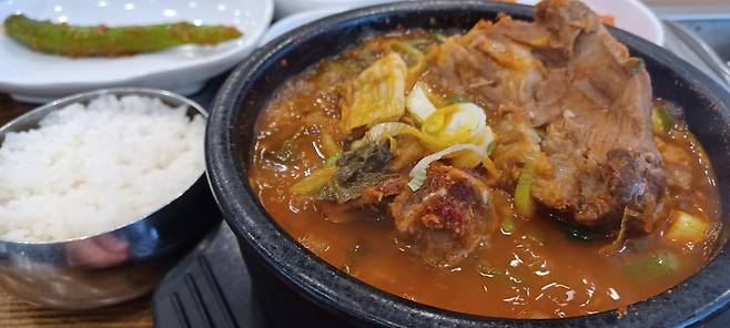 서울 마포구 구수동 ‘도마다리뼈다귀전문점’의 뼈해장국.
김도언 소설가 제공