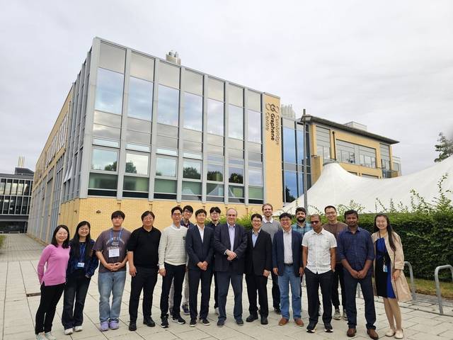 IBS 2차원 양자 헤테로구조체 연구단-영국 케임브리지대 글로벌 파트너랩 현판식