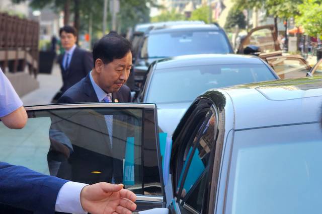 이틀 연속 통상협의 위해 숙소 나서는 경제부총리. 연합뉴스