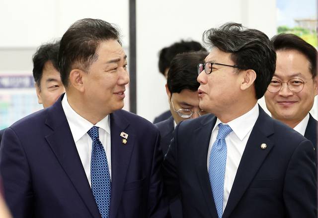 김병기(왼쪽) 더불어민주당 김병기 당대표 직무대행 겸 원내대표, 진성준 정책위의장이 31일 서울 여의도 국회에서 열린 정책조정회의에 참석하고 있다. [연합뉴스]