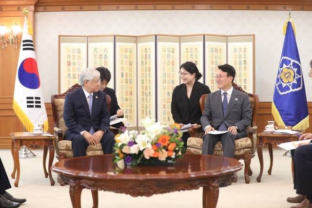 김민석 국무총리가 31일 서울 종로구 정부서울청사에서 한국국제교류재단의 초청으로 방한 중인 도 반 찌엔 베트남 조국전선 위원장을 접견하고 있다. [국무총리실 제공]