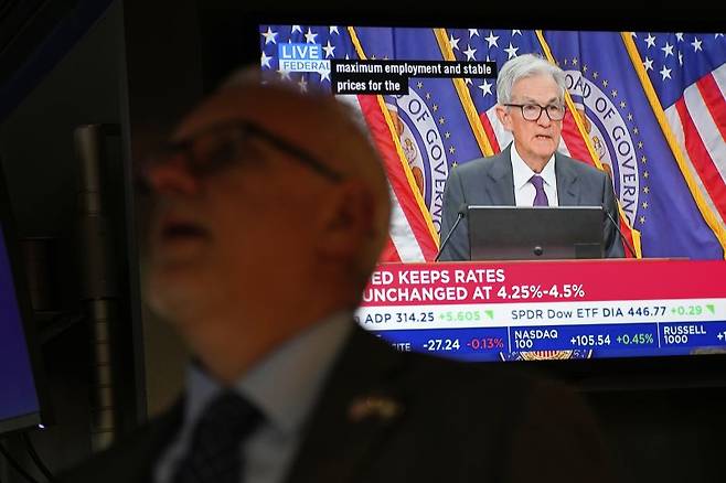 미국 뉴욕 뉴욕증권거래소(NYSE) TV에 제롬 파월 연방준비제도(연준) 의장의 기자회견 장면이 방송되고 있다. 뉴욕 증시는 파월 의장이 9월 금리 인하 기대감에 찬물을 끼얹는 바람에 나스닥만 빼고 하락했다. AP 뉴시스