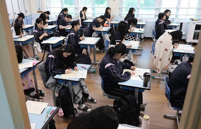수능 6월 모의평가 (부산=연합뉴스) 강선배 기자 = 2026학년도 대학수학능력시험 6월 모의평가 시행일인 4일 오전 부산 사상구 주례여고 학생들이 시험을 준비하고 있다. 2025.6.4 sbkang@yna.co.kr (끝)