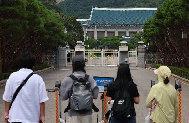 청와대 관람 일시 종료를 하루 앞둔 31일 관람객들이 청와대를 바라보고 있다. 연합뉴스