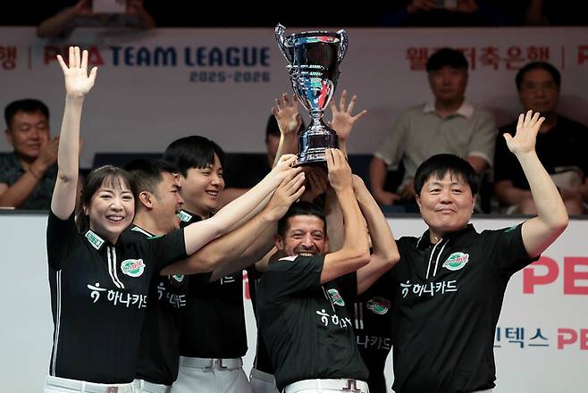 김병호 등 하나카드 선수들이 30일 프로당구 팀 리그 1라운드 우승을 차지한 뒤 기뻐하고 있다. PBA 제공