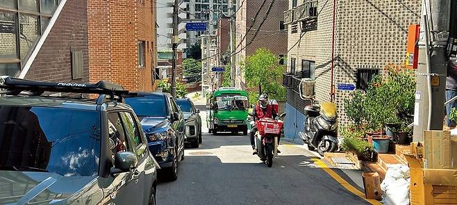 지난 25일 낮 38도 폭염 속에 서울지하철 서대문역에서 출발해 종로구 행촌동 언덕마을 이면도로를 올라오는 ‘종로 05번’ 마을버스.