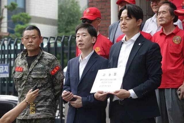 김규현 변호사가 지난해 8월26일 오전 서울 영등포경찰서 민원실 앞에서 ‘공익신고자 보호법 위반 관련 국민의힘 권성동 의원 고소장 제출 기자회견’을 하고 있다. 연합뉴스