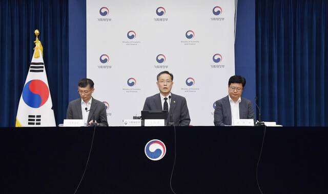 이형일 기획재정부 1차관이 29일 정부세종청사에서 2025년 세제개편안 브리핑을 하고 있다. 기재부 제공