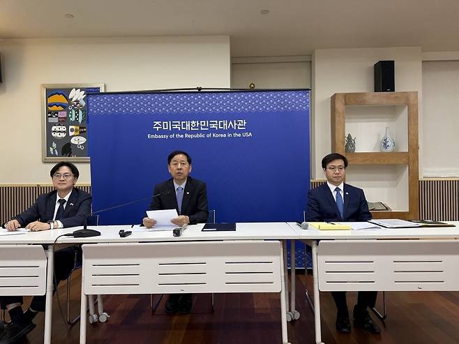 구윤철 부총리 겸 기획재정부 장관이 30일 저녁(현지시각) 미국 워싱턴디시(D.C.) 한국대사관에서 ‘한-미 통상 협의 결과 브리핑’을 열어 발표문을 낭독하고 있다. 왼쪽부터 김정관 산업통상자원부 장관, 구 부총리, 여한구 통상교섭본부장. 워싱턴/김원철 특파원